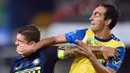 Striker Inter Milan, Mauro Icardi, duel berebut bola dengan bek Chievo, Dario Dainelli. Wasit mengeluarkan empat kartu kuning kepada pemain Inter dan dua untuk Chievo. (AFP/Giuseppe Cacace)