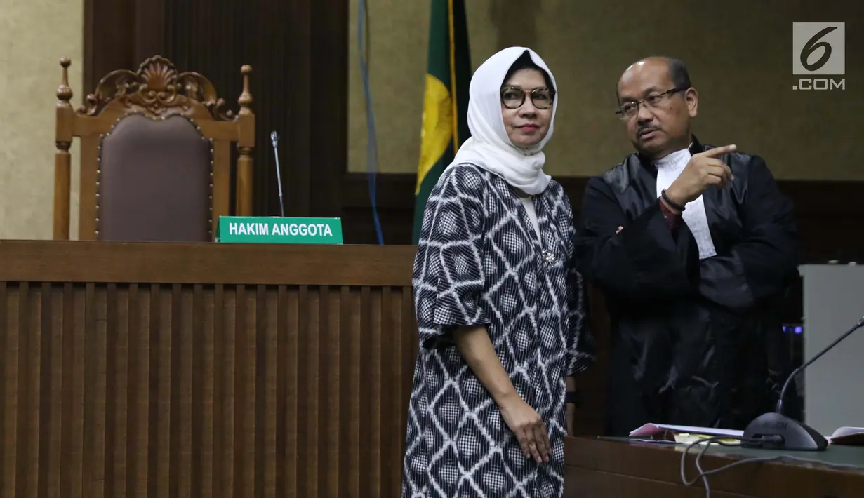 Mantan Dirut PT Pertamina (Persero), Karen Agustiawan (kiri) usai menjalani sidang lanjutan di Pengadilan Tipikor, Jakarta, Kamis (14/2). Sidang beragenda pembacaan jawaban atas eksepsi terdakwa oleh Jaksa Penuntut Umum. (Liputan6.com/Helmi Fithriansyah)