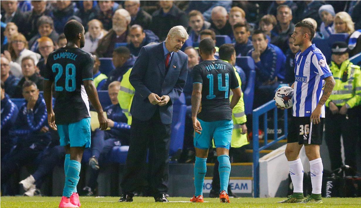 Pemain Arsenal Theo Walcott berbicara dengan Pelatih Arsene Wenger pada babak keempat Piala Liga Inggris di Stadion Hillsborough, Rabu (28/10/2015) dini hari WIB. Arsenal 0-3. (Reuters / Jason Cairnduff)