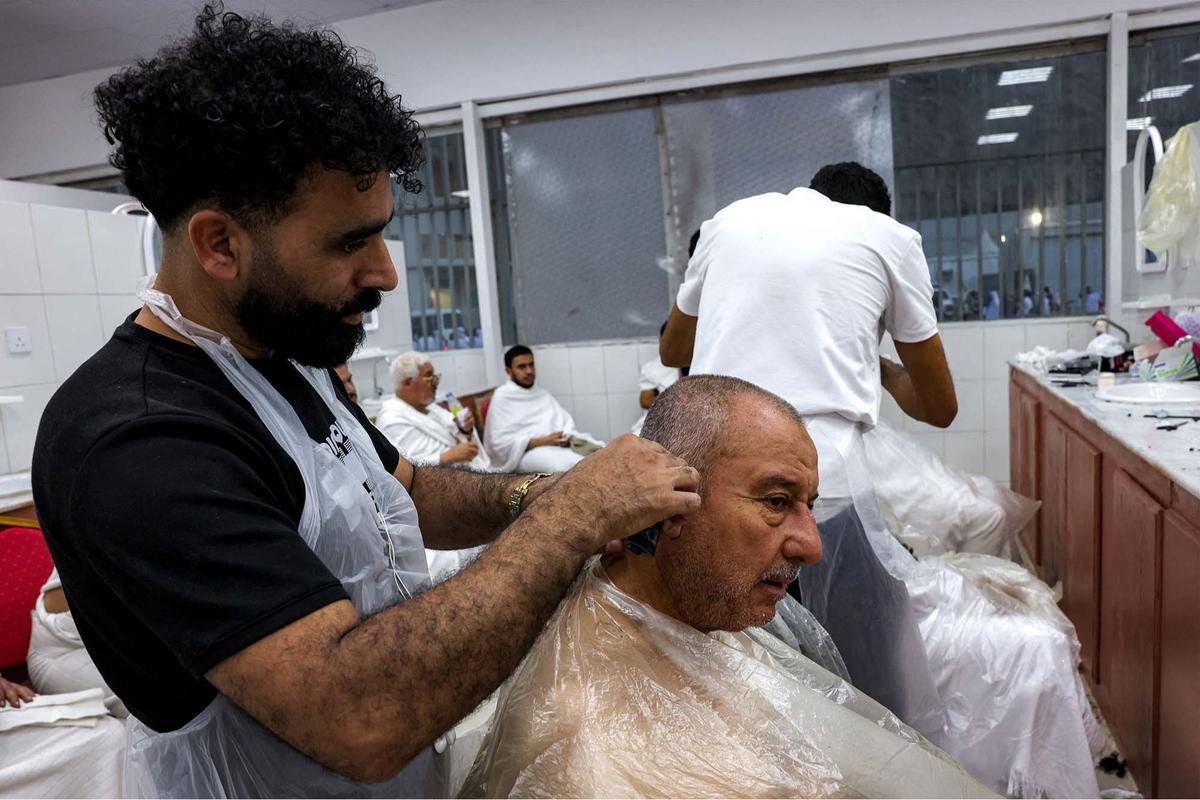 FOTO: Jemaah Haji Antri Potong Rambut di Barber Shop