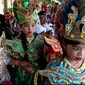 Sejumlah anak peserta Karnaval Kemerdekaan Pesona Parahyangan 2017 melakukan persiapan di sekitar Gedung Sate, Bandung, Sabtu (26/8). Adapun rangkaian kegiatan karnaval kemerdekaan akan dimulai pukul 14.00 WIB hingga 17.00 WIB. (Liputan6.com/Johan Tallo)