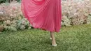 Sedangkan Jessica Mila tampak begitu memikat dengan gaun flowy pink yang memberikan kesan fresh dan stunning pada tampilan/ [Foto: Instagram/ Jessica Mila]