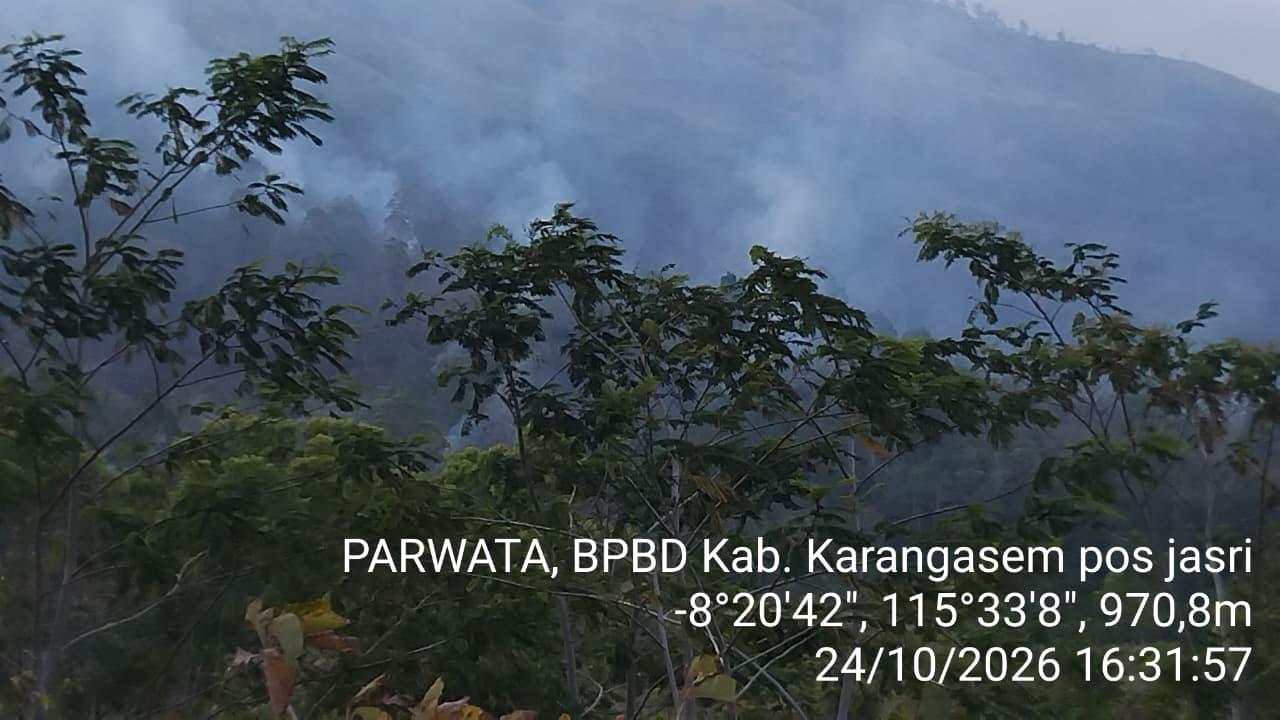 18 Hektar Lahan di Lereng Gunung Agung Terbakar