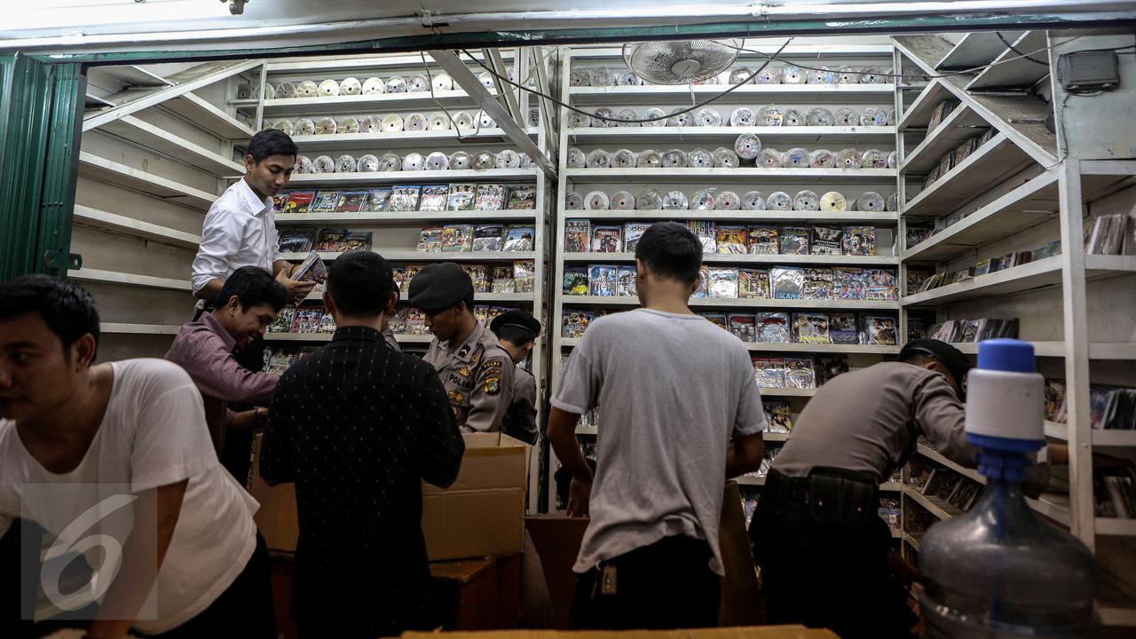 Polisi Gerebek Pabrik VCD dan DVD Bajakan di Glodok