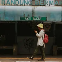 Ilustrasi berjalan sambil main HP, gangguan. (Photo by Falaq Lazuardi on Unsplash)