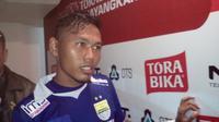 Bek Persib Bandung, Tony Sucipto siap meladeni Sriwijaya FC yang diperkuat tujuh mantan pemain Maung Bandung.