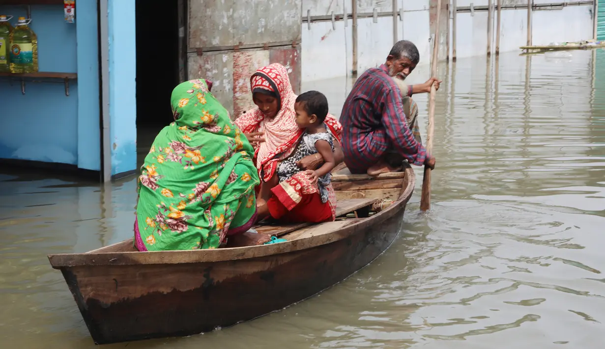 Warga naik perahu mengarungi area banjir di Munshiganj pinggiran Dhaka, Bangladesh, Senin (27/7/2020). Banjir telah menewaskan 119 orang di 21 (dari 64) distrik sejak 30 Juni lalu. (Xinhua)