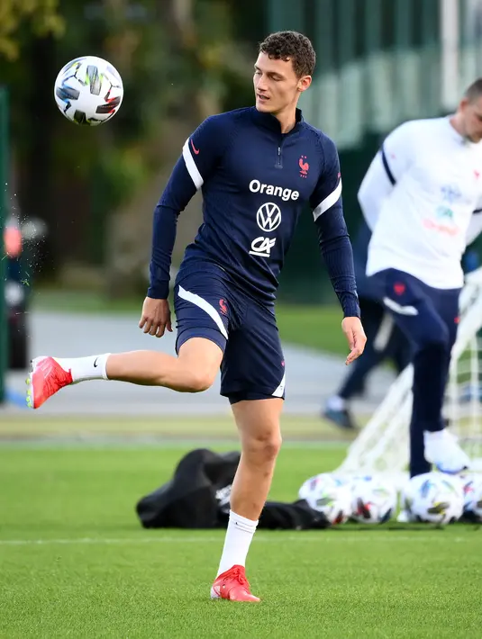 Bek Prancis, Bejamin Pavard mengontrol bola saat mengikuti sesi latihan tim di Clairefontaine-en-Yvelines (4/10/2021). Prancis akan bertanding melawan Belgia pada semifinal UEFA Nations League di Allianz Stadium. (AFP/Franck Fife)