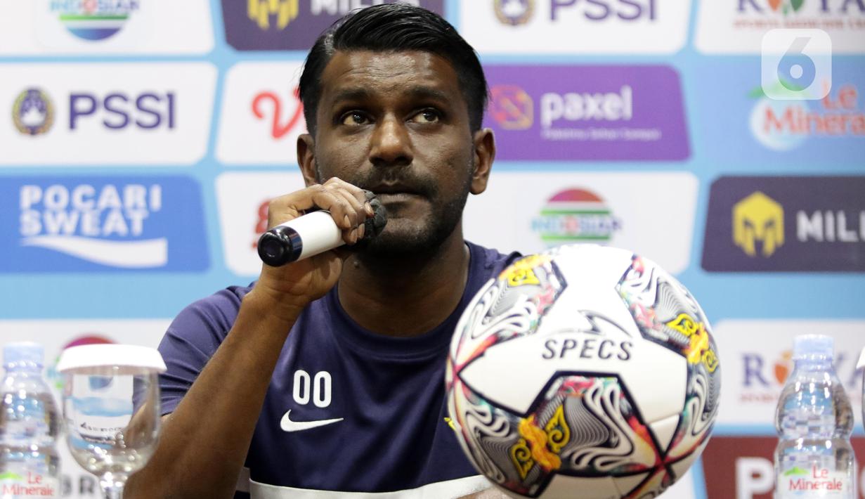 Pelatih timnas U-17 Malaysia, Osomera Omaro saat memberi keterangan terkait kesiapannya menghadapi laga Kualifikasi Piala AFC U-17 2023 grup B, Kabupaten Bogor, Jawa Barat, Jumat (30/9/2022). (Liputan6.com/Helmi Fithriansyah)