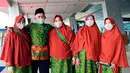 Kiky Saputri bersama kedua orangtua dan juga saudara-saudaranya jelang keberangkatannya ke Tanah Suci. (Foto: Instagram/@kikysaputrii)