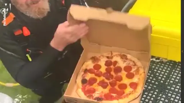 Pengantar Pizza dengan Menyelam