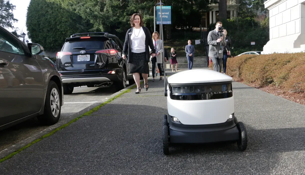 Sebuah robot pengirim barang berjalan di atas trotoar di luar Washington Capitol, Olympia,, 28 Januari 2019. Anggota parlemen sedang mempertimbangkan undang-undang pengaturan yang akan memungkinkan pengiriman robot di pinggir jalan. (AP/Rachel La Corte)