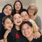 Cukur Habis Rambut, Lizzie Parra Dikelilingi Orang Tersayang di Tengah Perjuangan Lawan Kanker