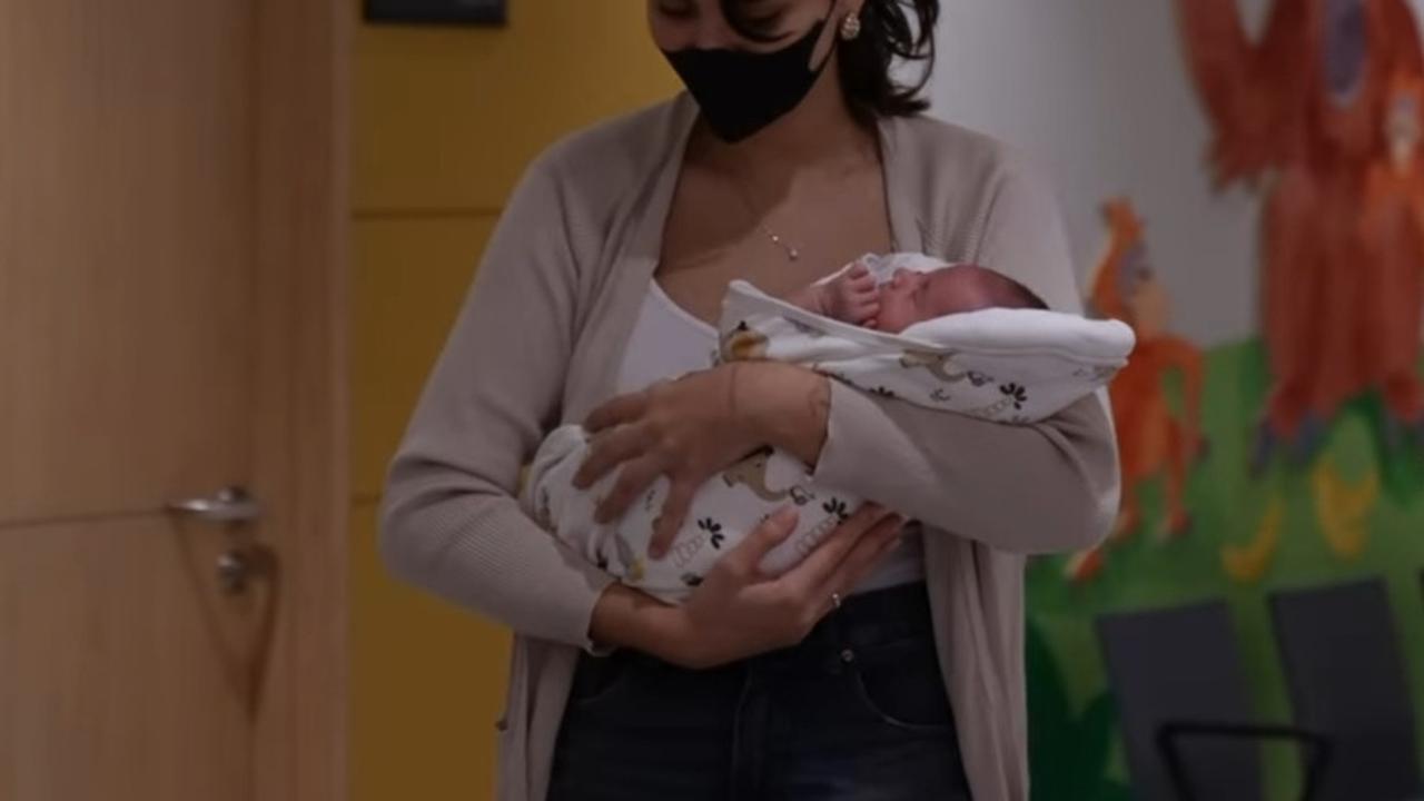 Beberapa waktu lalu, Sarah muncul di Instagram Dr. Oky saat sedang mengantar baby Bem untuk vaksin ke dokter.&nbsp;