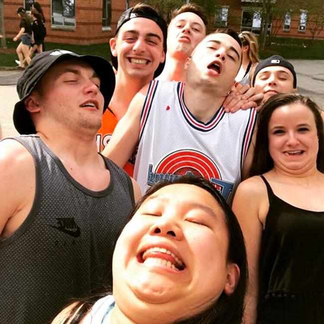 Selfie dagu dengan orang-orang tak dikenal/instagram.com/chinventures