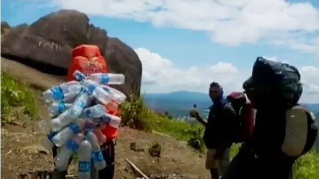 Berkat Trash Bag Community , lingkungan sejumlah gunung di Indonesia tampil lebih bersih dan indah.