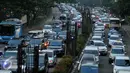 Kepadatan kendaraan yang melintas di jalan HR Rasuna Said, Kuningan, Jakarta, Senin (6/6/2016). Selama Ramadan kemacetan jam pulang kerja di Jakarta diprediksi lebih maju menjadi pukul 15.00 WIB. (Liputan6.com/Yoppy Renato)