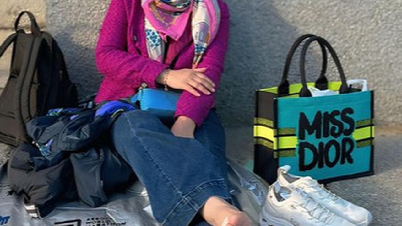 Gaya Serba Branded, Potret Marini Zumarnis Duduk Ngemper & Kaki Pakai Koyo Tunggu Daffa Ikut Berlin Marathon