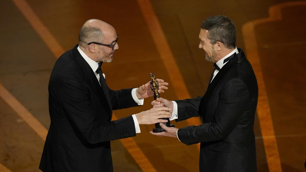 Edward Berger penulis naskah All Quiet on the Western Front menerima Piala Oscar dari Antonio Banderas di ajang Oscar 2023. (Foto: AP Photo/Chris Pizzello)