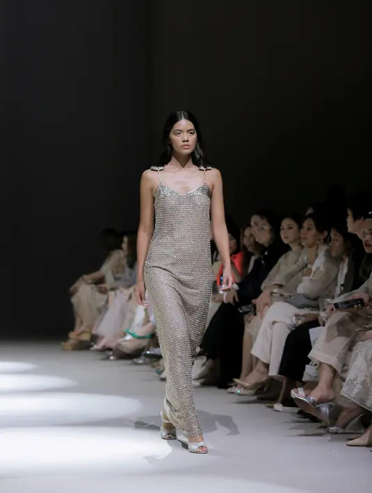 Kesederhanaan dalam koleksi ini ditampilkan dan diperindah lewat detail tambal sulam dan teknik bordir payet yang berbeda, memberikan dimensi istimewa dalam setiap potongan busana. [Foto: Document/FIMELA]