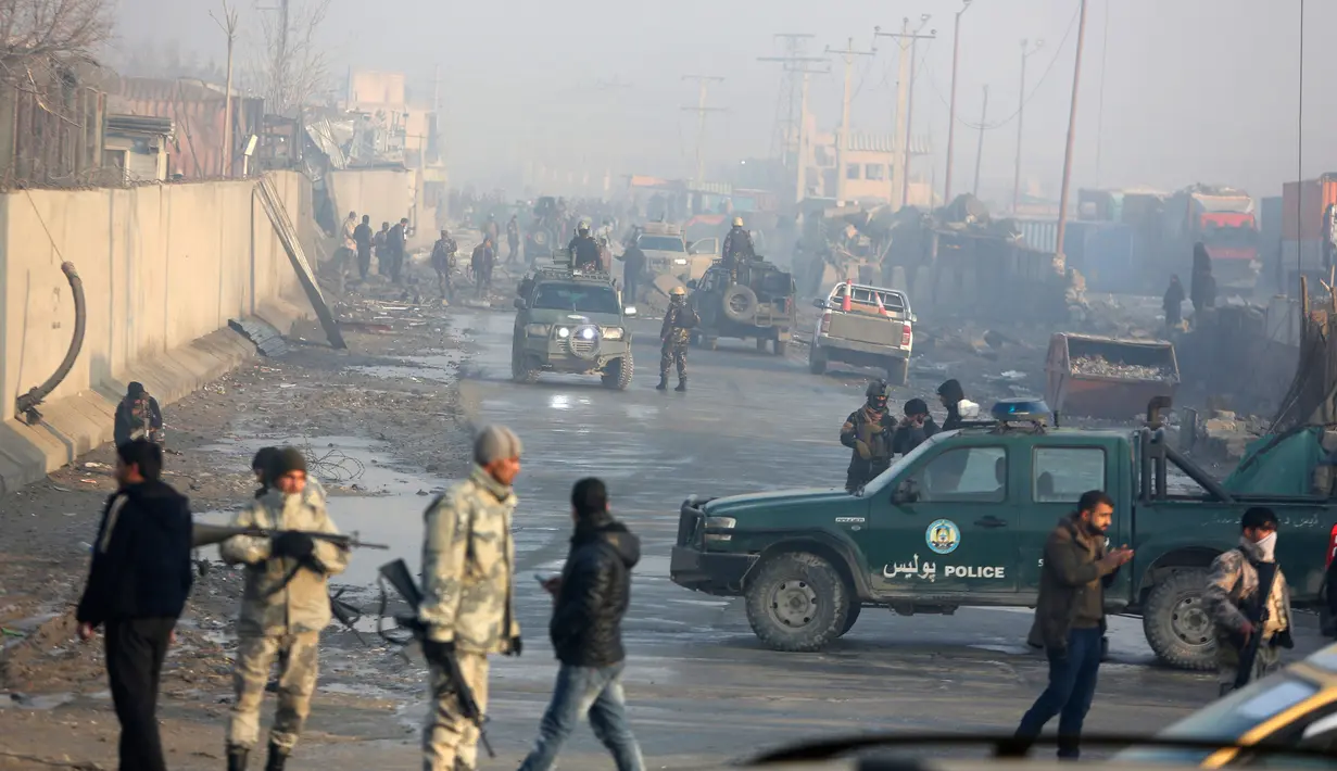 Suasana lokasi sehari setelah serangan di Kabul, Afghanistan (15/1). Menurut pejabat setempat, seorang pembom bunuh diri Taliban meledakkan kendaraan bermuatan bahan peledak pada Senin malam. (AP Photo/Rahmat Gul)