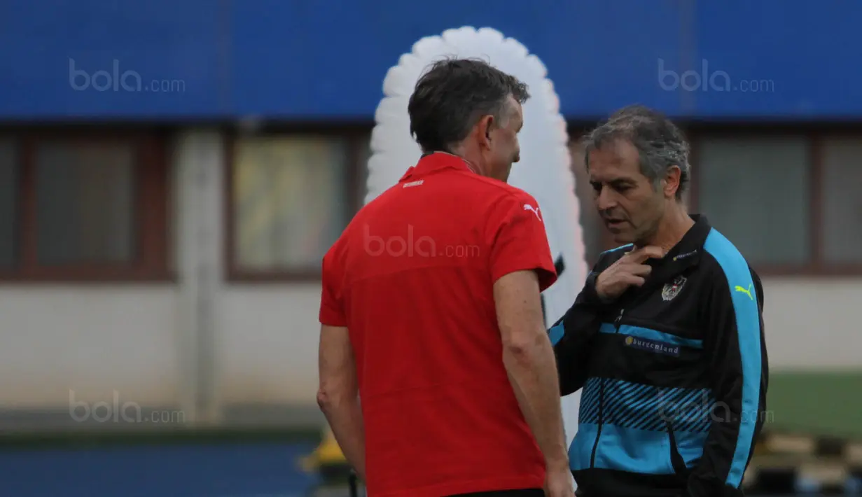 Pelatih Austria, Marcel Koller, memimpin anak asuhnya berlatih di Stadion Ernst Happel, Wina, Kamis (5/10/2017). Austria akan menghadapi Serbia pada laga kualifikasi Piala Dunia 2018. (Bola.com/Reza Khomaini)
