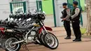 Petugas Bromib Polri berjaga di pintu masuk kawasan Stadion Gelora Bung Karno, Jakarta, Senin (7/3/2016). Saat berlangsungnya KTT Luar Biasa OKI, tidak sembarang orang bisa melintas di sekitar JCC dan kawasan GBK. (Liputan6.com/Helmi Fithriansyah)
