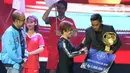 Direktur Program SCM, Harsiwi Achmad (kedua kanan) menyerahkan hadiah kepada Fadil Sausu, pemain Bali United yang terpilih sebagai Best Footballer 2019 saat Indonesian Soccer Award 2019 di Studio 6 Indosiar, Jakarta, Jumat (10/1/2020). (Liputan6.com/Helmi Fithriansyah)