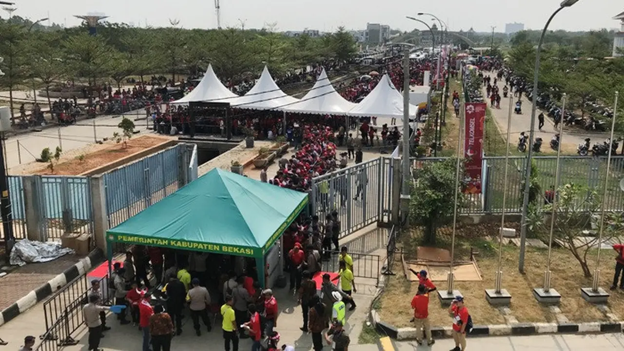 Pintu masuk Stadion Wibawamukti, Cikarang hanya dibuka dua, sehingga terjadi penumpukan penonton