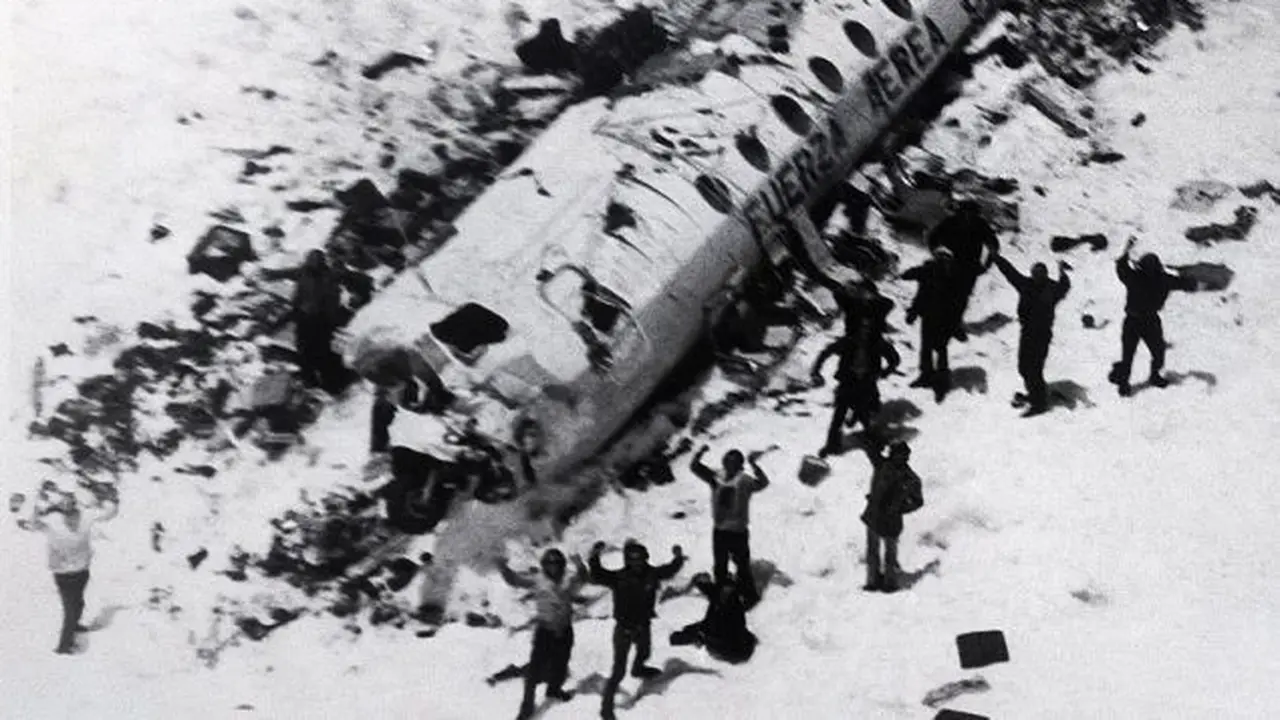 Potret pesawat Uruguay 571 yang tertimbu salju di atas pegunungan Andes setelah bencana penerbangan 1971. (Air Safety #OTD by Francisco Cunha/Twitter)