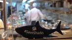 SaveSharks Indonesia dan Greenpeace Indonesia menggelar aksi mendukung salah satu rumah makan  untuk tidak menyediakan sajian sup sirip hiu, Minggu (12/7/2015). Aksi tersebut sebagai upaya menyelamatkan hiu dari kepunahan. (Liputan6.com/Faizal Fanani)