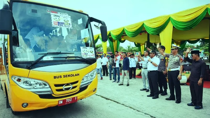 Peluncuran bus sekolah gratis di Taman Kota Bangkinang, Kabupaten Kampar