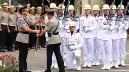 Irjen Pol Agung Budi M (tengah) menyerahkan pataka kepada Brigjen Pol Royke Lumowa saat serah terima jabatan Kakorlantas Polri di Jakarta, Rabu (4/1). Selanjutnya, Irjen Pol Agung Budi M menjabat Kapolda Sumsel. (Liputan6.com/Helmi Fithriansyah)