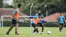 Pemain Persita Tangerang, Egi Melgiansyah, berusaha mengontrol bola saat latihan di Lapangan SPH Karawaci, Tangerang, Rabu (29/1). Latihan ini merupakan persiapan jelang Liga 1 Indonesia 2020. (Bola.com/Vitalis Yogi Trisna)