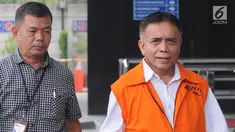 Gubernur Aceh nonaktif Irwandi Yusuf (kanan) tiba di Gedung KPK, Jakarta, Rabu (17/10). Irwandi akan diperiksa sebagai tersangka terkait dugaan menerima suap gratifikas sebesar Rp 32 miliar. (Merdeka.com/Dwi Narwoko)