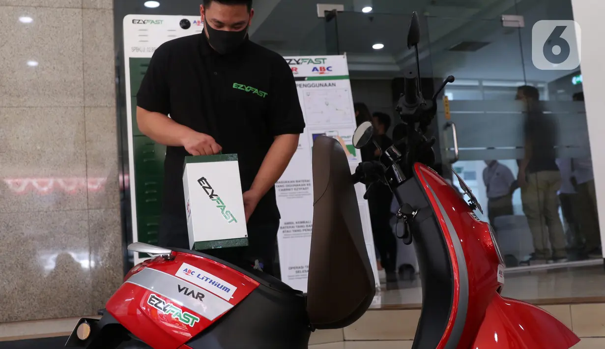 Petugas menguji coba penukaran baterai sepeda motor listrik di halaman kantor Ditjen Ketenagalistrikan ESDM, Jakarta, Senin (31/8/2020). Stasiun Penukaran Baterai Kendaraan Listrik Umum (SPBKLU) ini diharap dapat meningkatkan permintaan listrik dari energi baru terbarukan (Liputan6.com/Angga Yuniar)