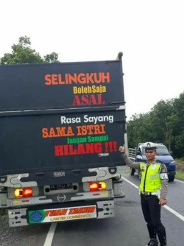 tulisan absurd di truk
