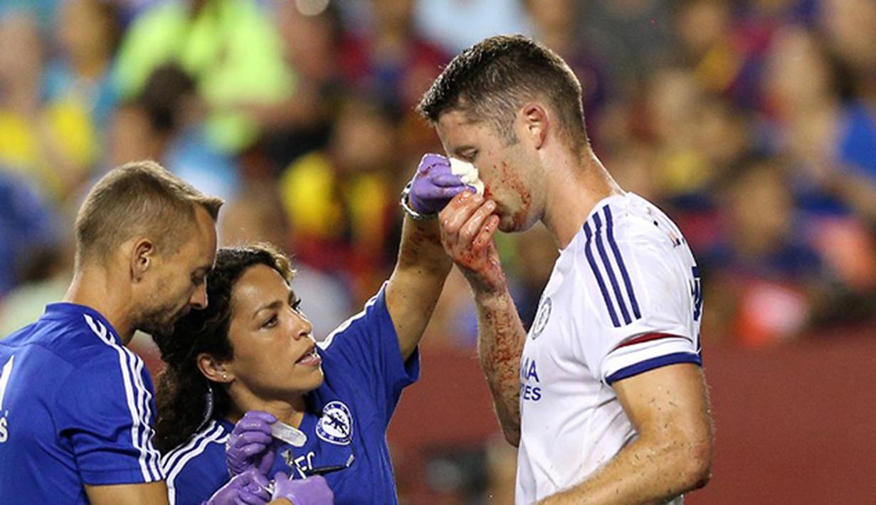 Pemain Chelsea Gary Cahill mendapatkan pengobatan dari tim medis akibat terluka karena duel udara saat mencetak gol pada Laga International Champions Cup di FedEx Field, AS, Rabu (29/7/2015) pagi WIB. (AFP/Getty Images/ Patrick Smith)