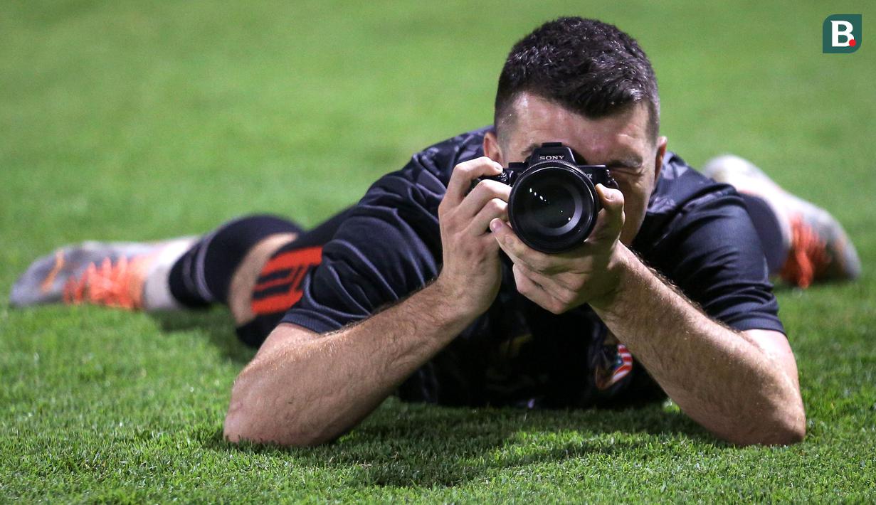 <p>Pemain Persija Jakarta, Ondrej Kudela memotret awak media saat sesi latihan menjelang laga terakhir BRI Liga 1 2022/2023 di lapangan latih Jakarta International Stadium (JIS), Kamis (13/04/2023). Macan Kemayoran akan menjamu PSS Sleman di Stadion Utama Gelora Bung Karno (SUGBK) pada Sabtu (15/04/2023). (Bola.com/Bagaskara Lazuardi)</p>