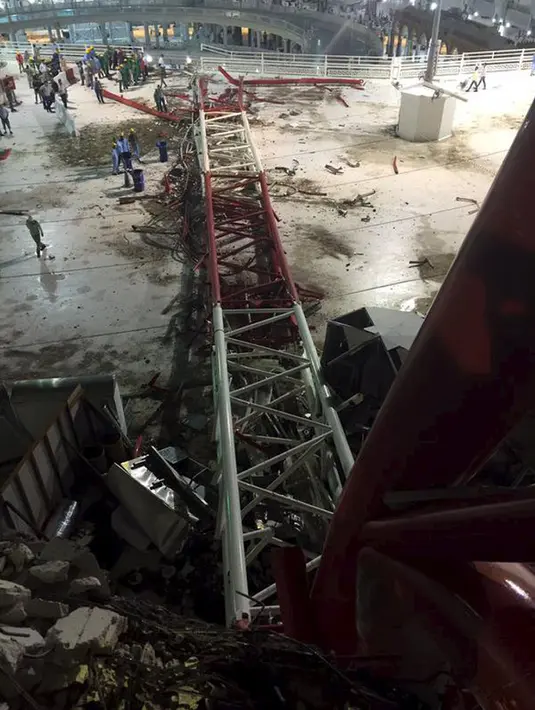 Kerusakan yang disebabkan oleh crane runtuh terlihat di Masjidil Haram Mekah , Arab Saudi, Jumat (11/9/2015). Foto ini dipublikasikan di akun Twitter Direktorat Saudi Pertahanan Sipil 11 September 2015. (REUTERS/Directorate of the Saudi Civil Defense)