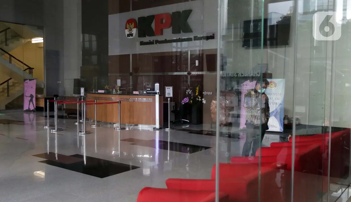 Suasana di lobby tamu Gedung Merah Putih KPK, Jakarta, Kamis (24/6/2021). KPK melakukan pembatasan kerja hingga Jumat (25/6) sebagai langkah tanggap pencegahan penyebaran virus Covid-19 setelah 36 pegawainya terkonfirmasi positif. (Liputan6.com/Helmi Fithriansyah)