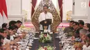 Presiden Joko Widodo (tengah) memimpin sidang kabinet paripurna yang dihadiri Wakil Presiden Jusuf Kalla (kanan tengah) dan jajaran menteri Kabinet Kerja di Istana Merdeka, Jakarta, Selasa (29/8). (Liputan6.com/Angga Yuniar) 