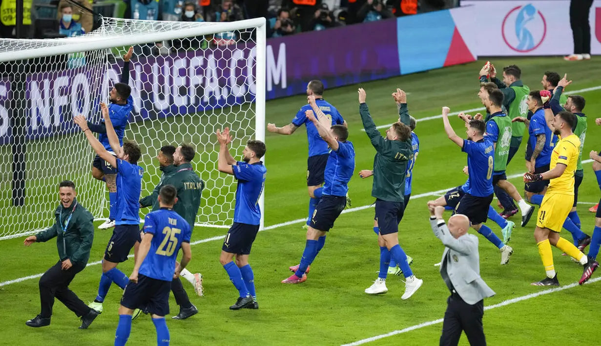 Para pemain Italia melakukan selebrasi usai memenangkan pertandingan semifinal Euro 2020 melawan Spanyol di Stadion Wembley, London, Inggris, Rabu (7/7/2021). Gli Azzurri berhak ke final Piala Eropa 2020. (AP Photo/Matt Dunham,Pool)