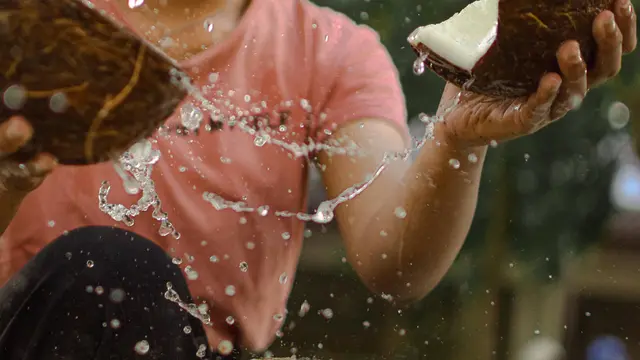 4. Gunakan Air Kelapa atau Santan Cair Sebagai Pengganti Air