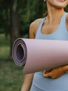 Memilih matras yoga yang tepat sangat penting untuk mengoptimalkan latihan Anda. [Dok/Pexels.com/olia danilevich].