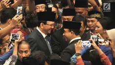 Gubernur DKI Jakarta Anies Baswedan bersalaman dan bertegur sapa dengan gubernur pendahulunya, Basuki Tjahaja Purnama (Ahok) dan Djarot Saiful Hidayat setelah pelantikan anggota DPRD DKI Jakarta periode 2019-2024 di Gedung DPRD DKI Jakarta, Senin (26/8/2019). (merdeka.com/Iqbal S Nugroho)