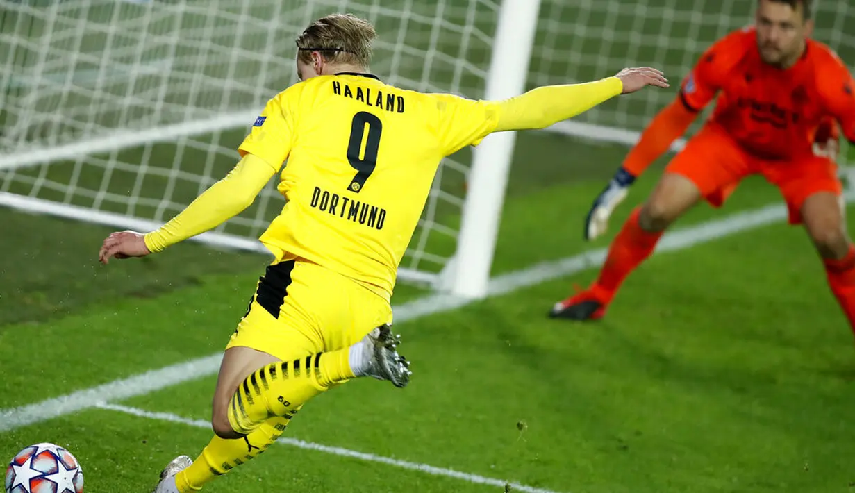 Pemain Borussia Dortmund Erling Haaland bersiap untuk melakukan tembakan ke gawang Brugge pada pertandingan Grup F Liga Champions di Stadion Jan Breydel, Bruges, Belgia, Rabu (4/11/2020). Dortmund menang 3-0, Erling Haaland mencetak dua gol. (AP Photo/Francisco Seco)