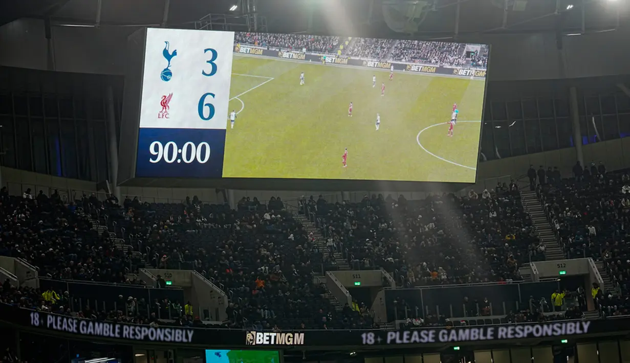 Liverpool memenangi duel sangat sengit di markas Tottenham pada laga pekan ke-17 Premier League 2024/2025 di Tottenham Hotspur Stadium pada Minggu (22/12/2024) malam WIB. Mo Salah jadi bintang di laga tersebut dengan menorehkan dua gol dan dua assist untuk kemenangan timnya. (Adam Davy/PA via AP)
