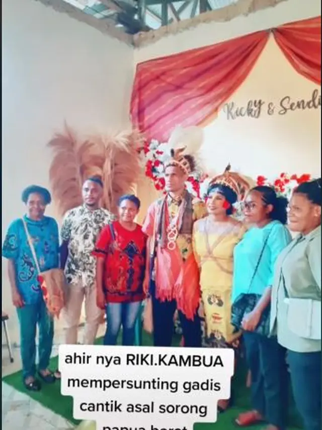 6 Momen Prosesi Lamaran Ricky Kambuaya di Sorong, Tampak Meriah