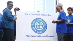 Gubernur DKI Jakarta Djarot Saiful Hidayat meresmikan program #TrotoarKita di area car free day Bundaran HI, Minggu (8/10). Nantinya Jalan Jenderal Sudirman - MH Thamrin akan memiliki trotoar yang lebarnya mencapai 10 meter. (Liputan6.com/Angga Yuniar)